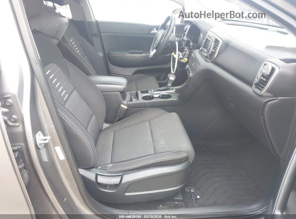 KNDPMCACXJ7312140 2018 KIA SPORTAGE Gold Вид салону спереду