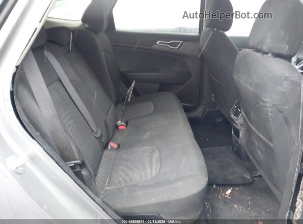 KNDPUCAG7P7047818 2023 KIA SPORTAGE HYBRID Silver Widok naklejki z numerem VIN