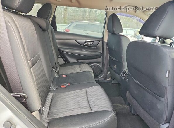 KNMAT2MT6JP564661 2018 NISSAN ROGUE Silver Widok wnętrza z tyłu
