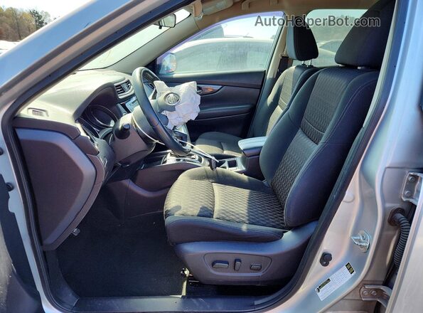 KNMAT2MT6JP564661 2018 NISSAN ROGUE Silver Widok wnętrza z przodu