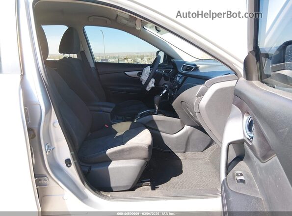 KNMAT2MT7GP718450 2016 NISSAN ROGUE Silver Front interior view