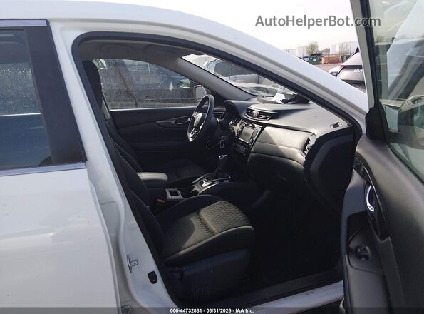 KNMAT2MV2JP587999 2018 NISSAN ROGUE White Front interior view