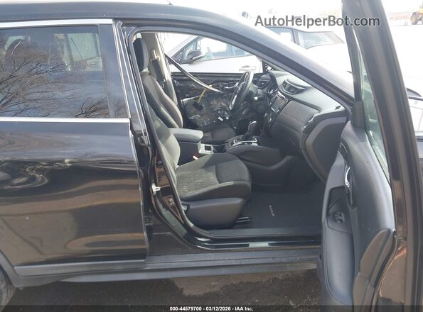 KNMAT2MV7HP616892 2017 NISSAN ROGUE Черный Вид салона спереди