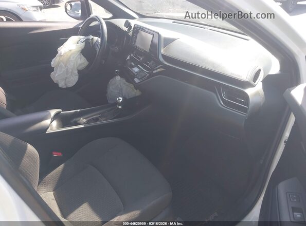 NMTKHMBX3JR056417 2018 TOYOTA LE Белый Вид салона спереди