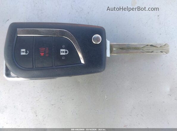 NMTKHMBX3JR056417 2018 TOYOTA LE Белый Вид панели приборов