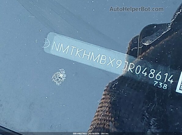 NMTKHMBX9JR048614 2018 TOYOTA LE Blue 