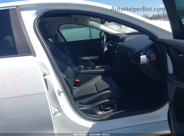 SAJAR4BG3HA978284 2017 JAGUAR XF White Front interior view