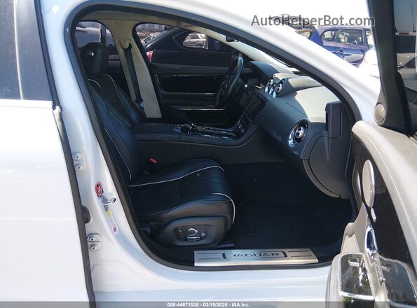 SAJWA1C78G8W03023 2016 JAGUAR XJ White Front interior view