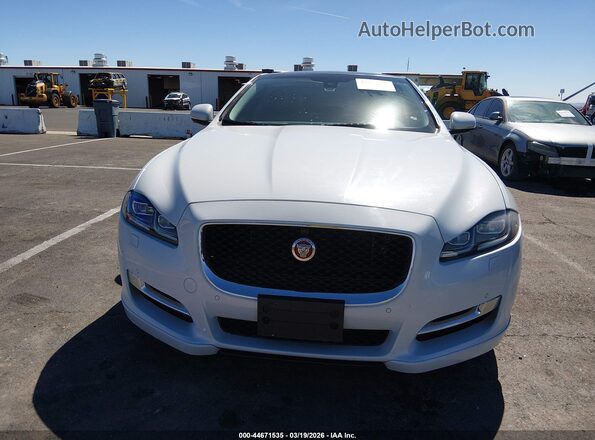 SAJWA1C78G8W03023 2016 JAGUAR XJ White Front view