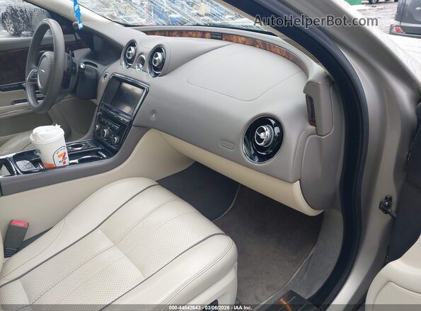 SAJWA1CE8GMW00581 2016 JAGUAR XJ Бежевый Вид салона спереди