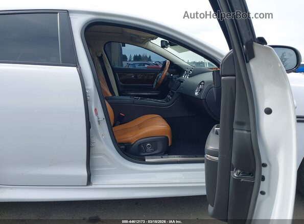 SAJWJ1CD1H8W07406 2017 JAGUAR XJ White Front interior view