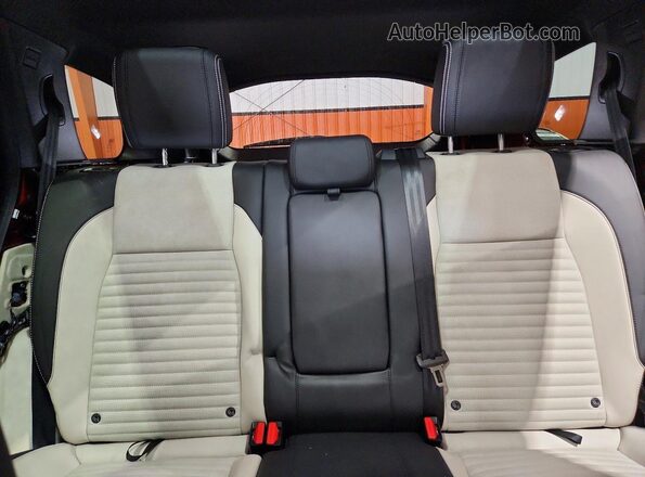SALCL2FX9SH364838 2025 LAND ROVER DISCOVERY Red Widok tylnych siedzeń