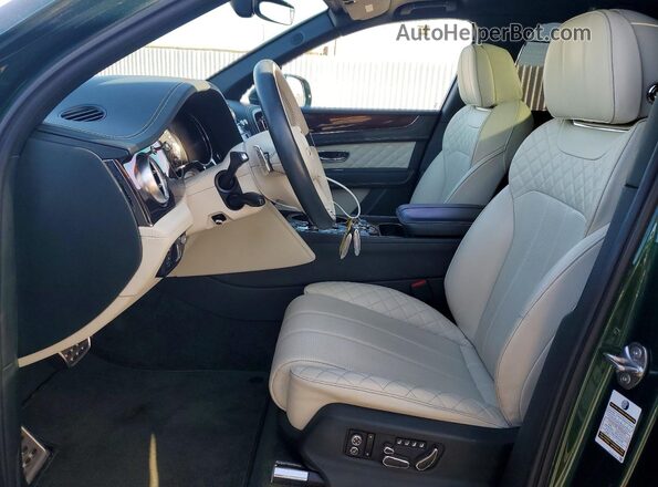 SJAAC2ZV0JC022698 2018 BENTLEY BENTAYGA Зеленый Вид салона спереди