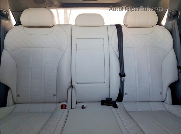 SJAAC2ZV0JC022698 2018 BENTLEY BENTAYGA Зеленый Вид задних сидений