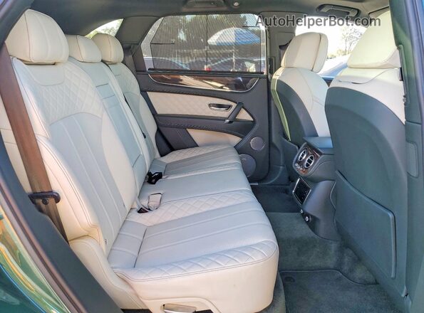 SJAAC2ZV0JC022698 2018 BENTLEY BENTAYGA Зеленый Вид задней части салона