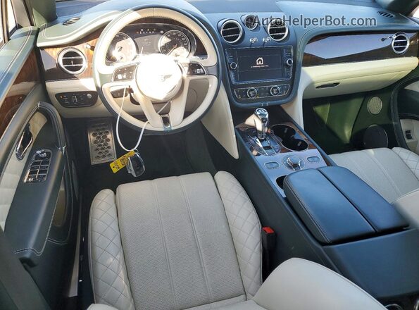 SJAAC2ZV0JC022698 2018 BENTLEY BENTAYGA Зеленый Вид панели приборов