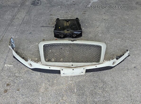 SJAAC2ZV8HC015170 2017 BENTLEY BENTAYGA Белый Вид подкапотного пространства