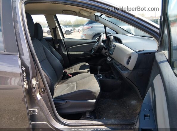 VNKKTUD38HA072704 2017 TOYOTA YARIS Gray Widok wnętrza z przodu