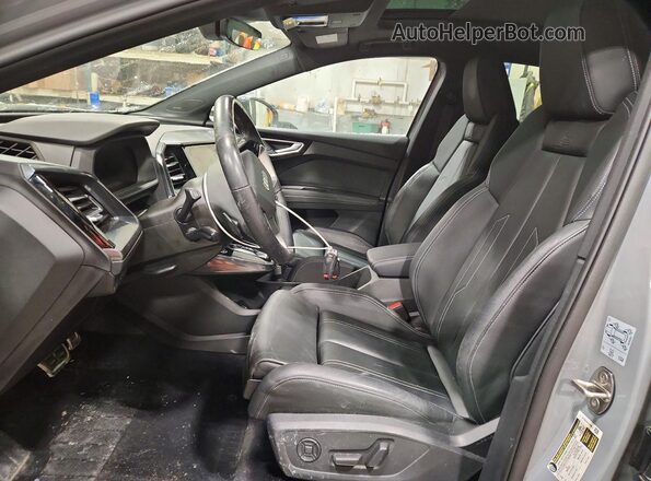 WA122AFZ7RP004978 2024 AUDI Q4 Gray Widok wnętrza z przodu