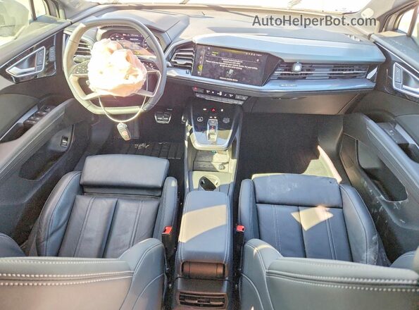 WA13UBFZ8RP060030 2024 AUDI Q4 Серый Вид панели приборов