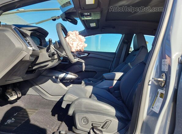 WA13UBFZ8RP060030 2024 AUDI Q4 Серый Вид салона спереди