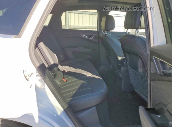 WA142BFZ3PP046897 2023 AUDI Q4 White Սալոնի հետևի տեսք