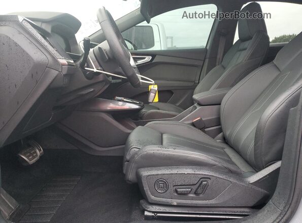 WA14UBFZ9RP065175 2024 AUDI Q4 Gray წინა სალონის ხედი