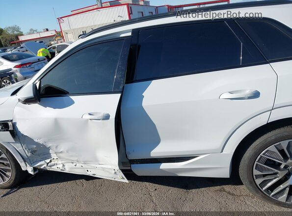 WA16AAGE3RB052216 2024 AUDI Q8 E-TRON White Սալոնի 360 աստիճան տեսք