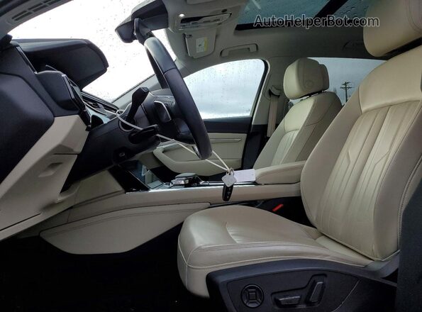 WA1AAAGE0MB008158 2021 AUDI E-TRON Синий Вид салона спереди
