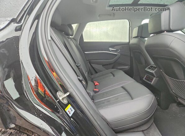 WA1AAAGE8MB018548 2021 AUDI E-TRON Black უკანა სალონის ხედი