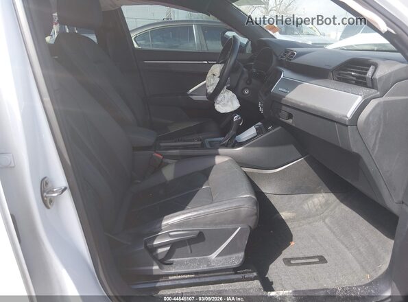 WA1AECF31K1076150 2019 AUDI Q3 White Widok wnętrza z przodu