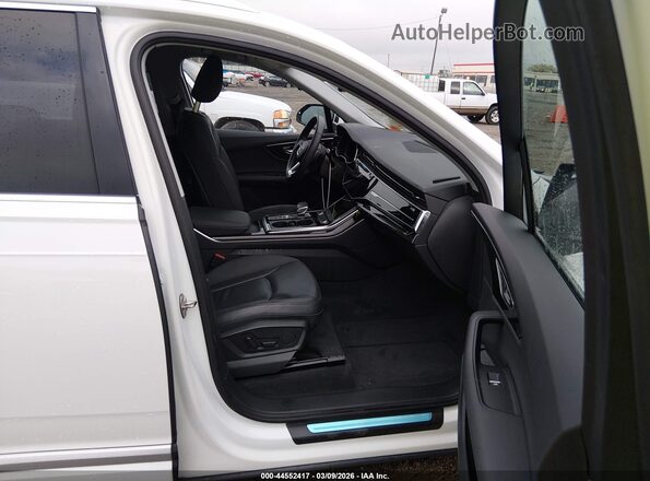 WA1AJBF73ND013501 2022 AUDI Q7 White Vista interior delantera