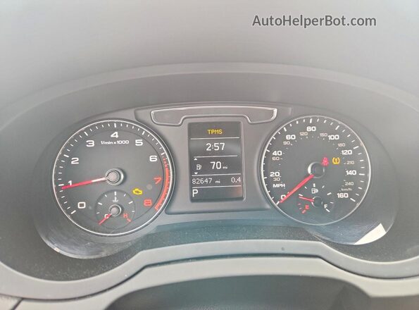 WA1BCCFS7JR009053 2018 AUDI Q3 Gray Սարքավորումների վահանակի տեսք