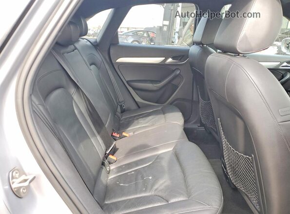 WA1BFCFS7GR002118 2016 AUDI Q3 Silver Widok wnętrza z tyłu
