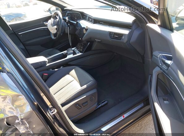 WA1CAAGE6RB010982 2024 AUDI Q8 E-TRON Gray წინა სალონის ხედი