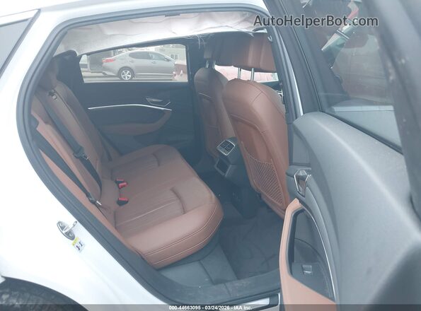 WA1CAAGE6RB016572 2024 AUDI Q8 E-TRON White VIN կոդի պիտակի տեսք