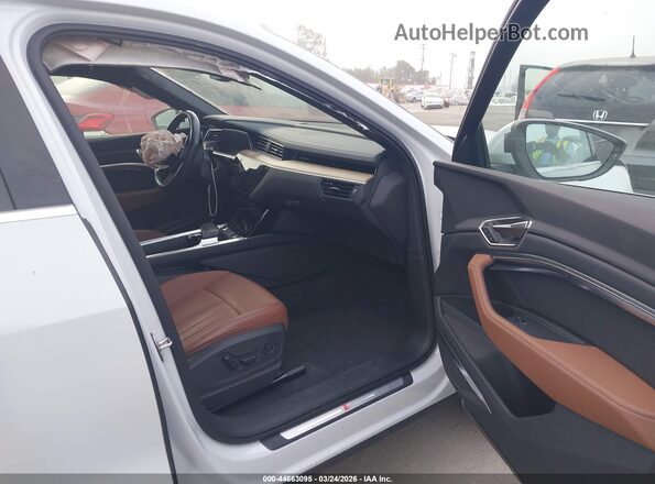 WA1CAAGE6RB016572 2024 AUDI Q8 E-TRON White Սալոնի դիմացի տեսք