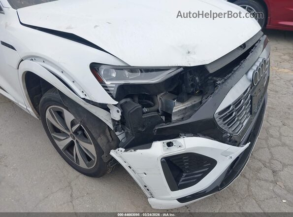 WA1CAAGE6RB016572 2024 AUDI Q8 E-TRON White Դիմացի տեսք