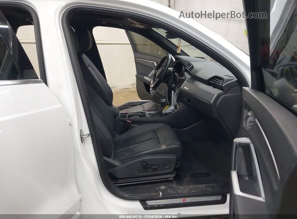 WA1DECF31N1127695 2022 AUDI Q3 White წინა სალონის ხედი