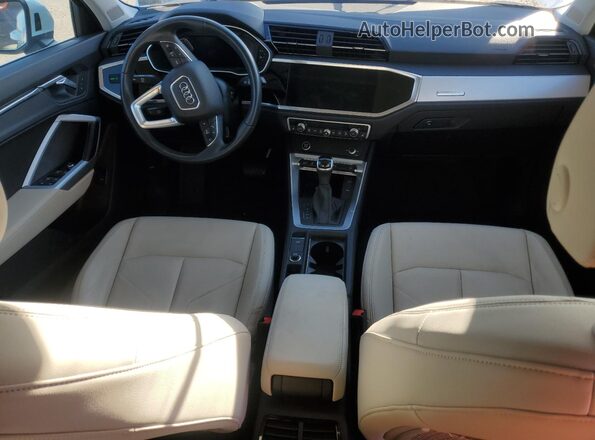 WA1DECF36M1028417 2021 AUDI Q3 White Dashboard view