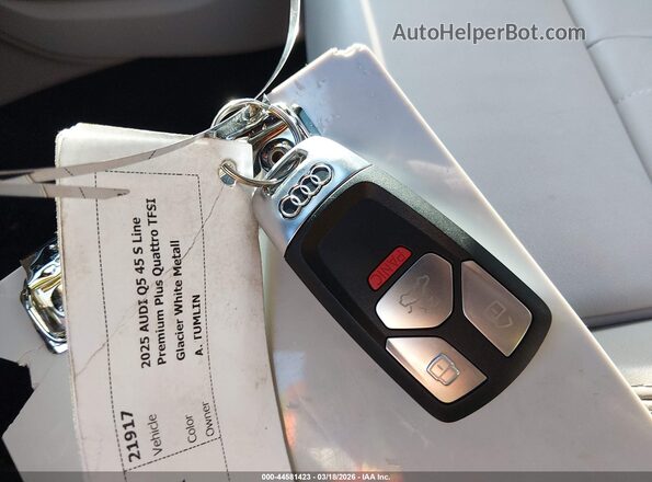 WA1EAAFY2S2017809 2025 AUDI Q5 White Dashboard view