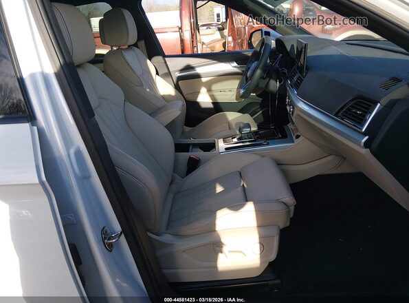WA1EAAFY2S2017809 2025 AUDI Q5 White Front interior view