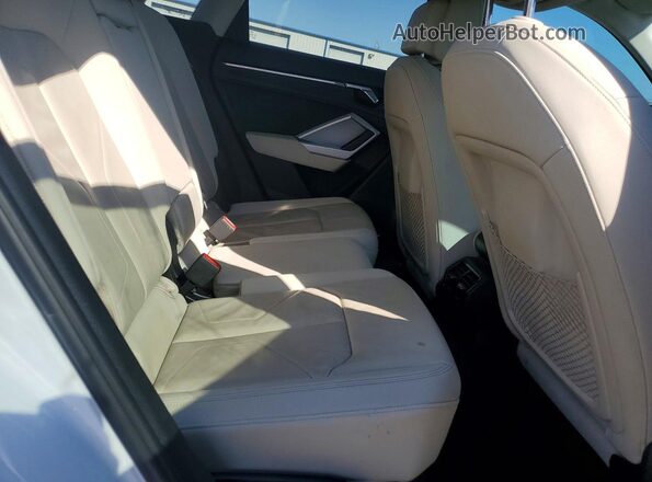 WA1EECF32M1051245 2021 AUDI Q3 White Widok wnętrza z tyłu