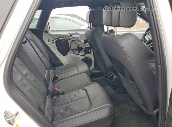 WA1EECF36L1081220 2020 AUDI Q3 White Widok tylnych siedzeń