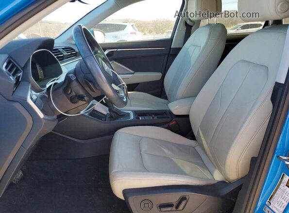 WA1EECF36M1002646 2021 AUDI Q3 Blue Widok wnętrza z przodu