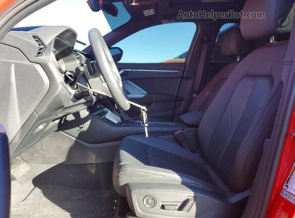 WA1EECF37P1032078 2023 AUDI Q3 Red Widok wnętrza z przodu