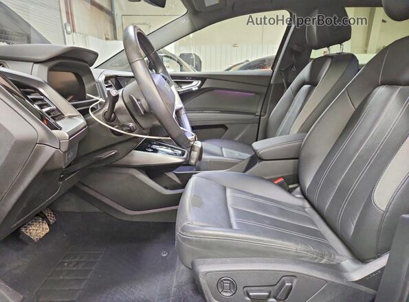 WA1J2BFZ8NP042084 2022 AUDI Q4 Черный Вид салона спереди