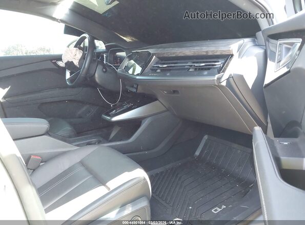 WA1L2BFZ8RP024893 2024 AUDI Q4 Серый Вид салона спереди