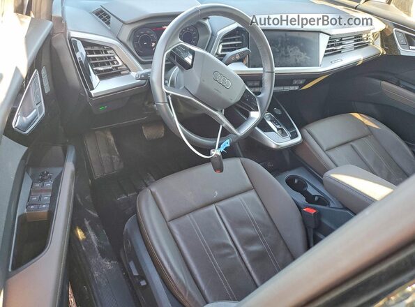 WA1LUBFZ4RP040860 2024 AUDI Q4 Black Առջևի վահանակի տեսք