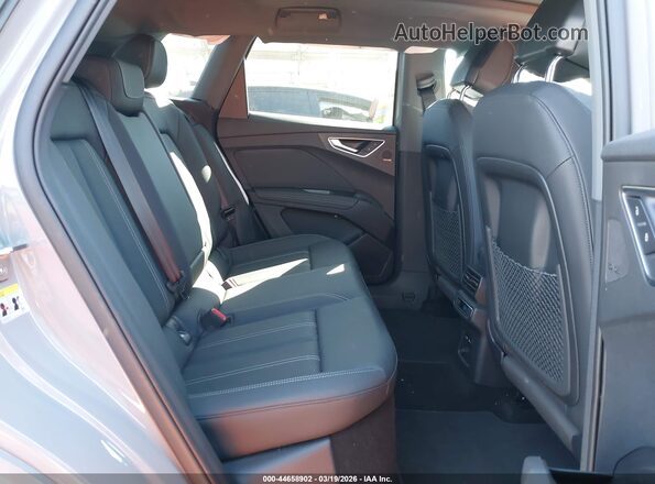 WA1LUBFZ4TP004139 2026 AUDI Q4 Gray VIN კოდის სტიკერის ხედი